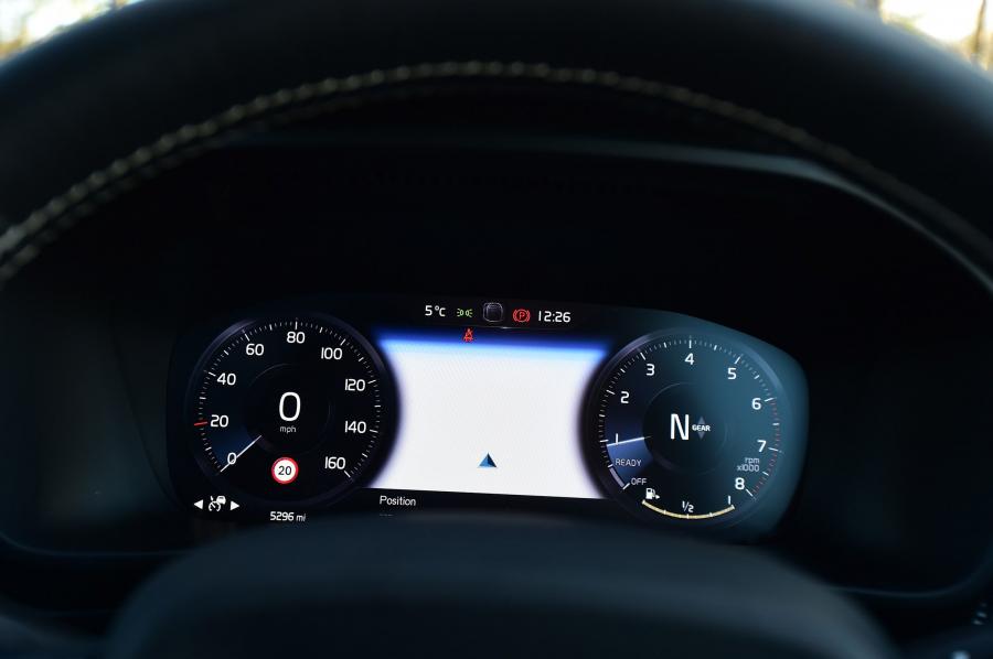 Панель приборов Volvo XC40 T3 R-Design 2018 года  (UK) (фото 7 из 13)